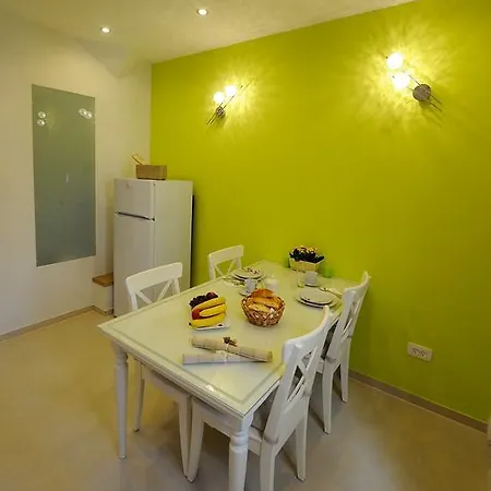 Apartment Desiderata *